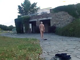 visite nu des toilettes publiques d'une aire de repos