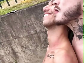 Novinhos fudendo na trilha em público enquanto o trem passa