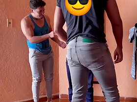 Desnudamos a nuestro modelo heterosexual para tomarle fotos y termine chupándole la polla