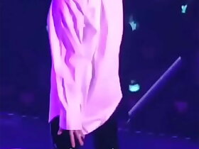 Coreano mostrando bundinha para público by: Júlia