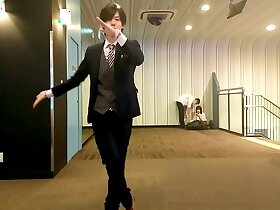 日本のカップルと踊るおじさん