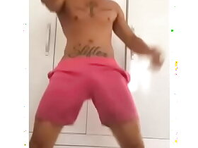 Novinho Bem Dotado Sem Cueca dançando