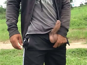 Exibindo o pau peludo no mato