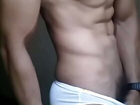 Trai thẳng tập Gym thử đồ