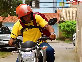 Mamando o pirocão do entregador