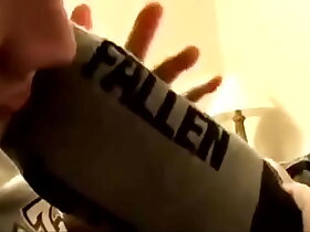 Hay jovencitos españoles esclavo lamiendo y oliendo los zapatos y calcetines y pies