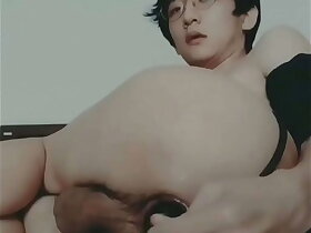 露脸亚裔婊子扩张自己的大屁眼