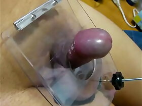 睾丸を潰されて興奮する