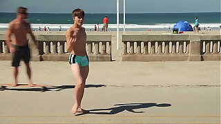Twink dancing in the shore with speedo bulge / Novinho dançando sunga na praia
