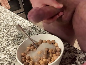 Hung Bodybuilder Unloads Multiple Cumshots Into Cereal