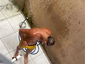 Novin dotado realiza fetiche de amigo em molhar cueca, mas foi filmado sem saber pelo amigo(COMPLETO NO RED)